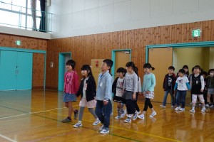 DSC04692 2年生に手をひかれ、入場です。\