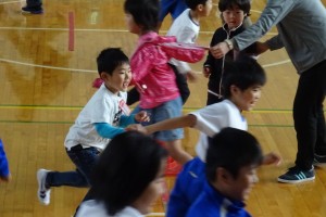 DSC04717 レクとしてみんなで遊びました。(「だるまさんがころんだ」等)\