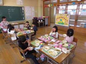 IMG_0689 1年生、初めての給食です。\