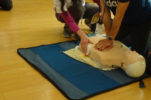 DSC04832 心肺蘇生に、AED(除細動器)は必須\
