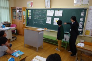 DSC04873 基本的な学習過程(個→グループ→学級、という流れのワーク)