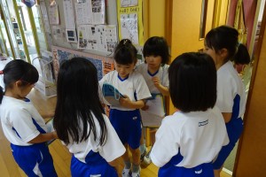 DSC04919 いろんな部屋の説明をしています。(校長室前にて)\