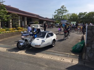 IMG_1806 まちづくりセンターを出発です。先導者がカッコいいですね。\