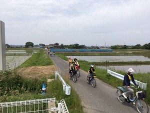IMG_1816 休憩ポイントに到着。昼食も購入していました。\\