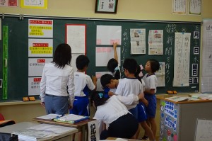 s-DSC04952 4年生がみんなで意見を出し合っている様子\