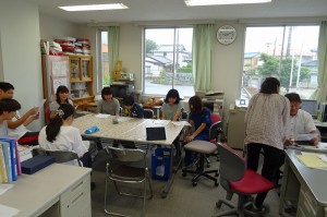 s-DSC05017 ペアになってワーク(役割演技)をしています\