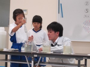 s-IMG_1414 水をきれいにろ過する実験中