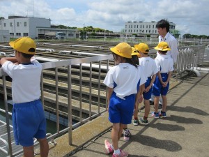 s-IMG_1434 水をきれいにする沈殿槽の見学中