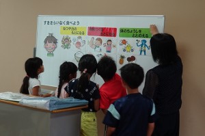 s-DSC05209 栄養教諭の井坂先生(三笠小)と楽しく食育の学習\