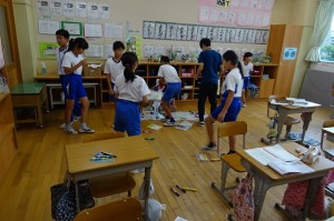 s-DSC05218 休み時間も活用して、製作中