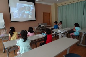 s-DSC05235 給食ができるまでの映像資料を見ています\