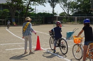s-DSC05268 3,4年生からは、自転車を使用して安全な乗り方の練習\\