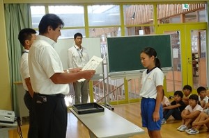 s-DSC05329 「みんなにすすめたい一冊の本推進事業」県知事賞です(5年:木村さん、6年:山町さん)