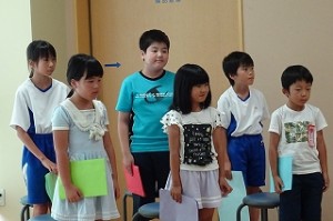 s-DSC05350 学期の振り返り代表児童(1年:遠藤さん、2年:菅原さん、3年:岡本さん、4年:藤枝さん、5年:飛田さん、6年:君和田さん)