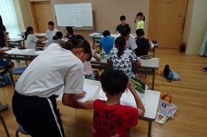 s-DSC05363 学びの広場サポーター+中学生ボランティア、大学生ボランティアに個別指導をしていただいてます\