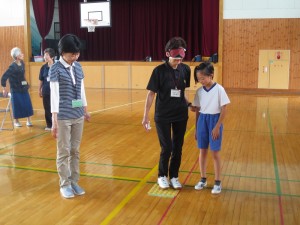 s-IMG_0762 点字ブロックの意味と誘導することの安心感などを体験\\\\\\