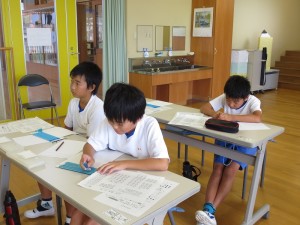 s-IMG_0782 実際に点字を作成してます(とよつしょうがっこう 4年1組〇〇…)
