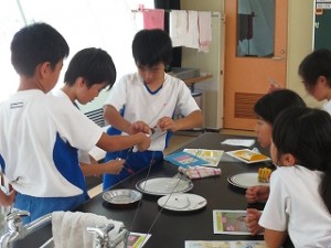 s-IMG_0810 協力して作業していますね、電池はできたかな?\