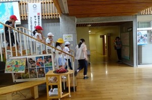 s-DSC05437 教室での初期対応後、窓ガラスのない部屋に二次避難しました