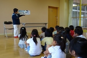 s-DSC05443 お世話になっている古賀さんの読み聞かせ\