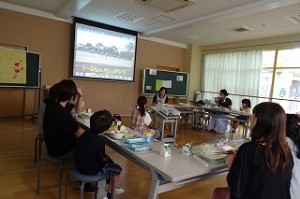 s-DSC05533 みんなと、そして親子で給食をいただきながら、昨年の運動会の様子を紹介しました