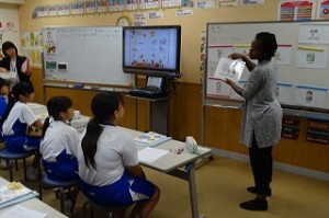 s-DSC05572 6年生がシャニーク先生とともに英語を学びました