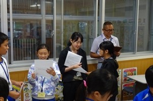 s-DSC05583 「Le!ts talk」の時間帯には、お客さんにも積極的に話しかける姿も!\