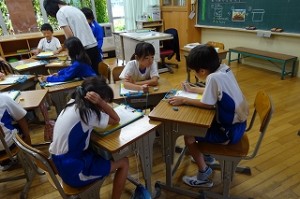 s-DSC05618 こちらは2年生の話し合いの様子\