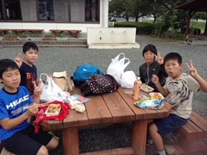s-IMG_0055 「海竜の里センター」を見学しながら、お弁当です\