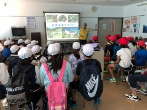 s-IMG_2626 アンモナイトセンターに到着し、説明を受けています\