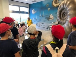 s-IMG_2633 巨大なアンモナイトの模型です\