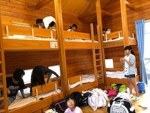 s-IMG_2696 各班ともロッジに入り、まずはベッドメイキング