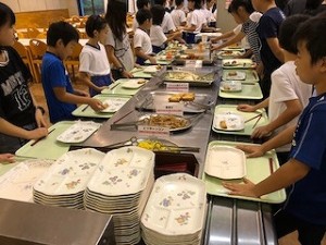 s-IMG_2703 さあ、待っていた夕食です(ビュッフェスタイル)\