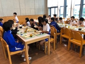 s-IMG_2715 今日もしっかり朝食をとって午前の活動に備えます\
