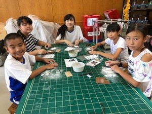 s-IMG_2719 こちらは自然の家に残った「貝の壁飾り・海浜ペンダント作り」チーム