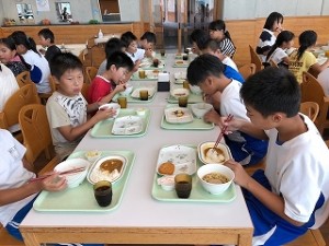 s-IMG_2725 午前の活動を順調にこなし、昼食です(カレー)\