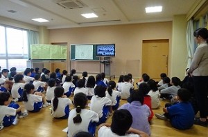 s-DSC06110 昨年度の合唱を鑑賞して想起しながら、気持ちを一つにしています\