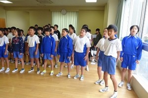 s-DSC06115 まずは,みんなで歌っています。互いの声を感じ合いながら