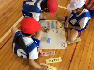 s-IMG_0774 2年生は、体ほぐしの運動をバランス良く組み合わせています\