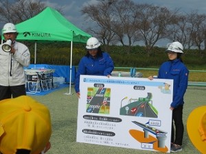 s-IMG_0842 工事現場や重機の説明から始まりました(今回のために新車の重機!!)