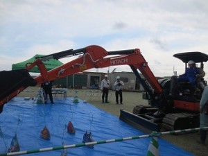 s-IMG_0856 パワーショベル(ユンボ)で魚の模型をつり上げる操作体験\