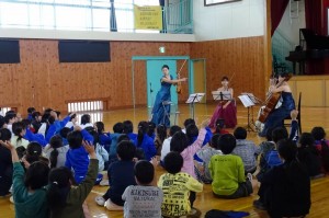 s-DSC06334 文化芸術体験出前講座として、4名の音楽家の方がいらっしゃいました