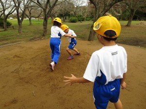 s-IMG_0956 公園内の土俵で、おすもうごっこ\\\